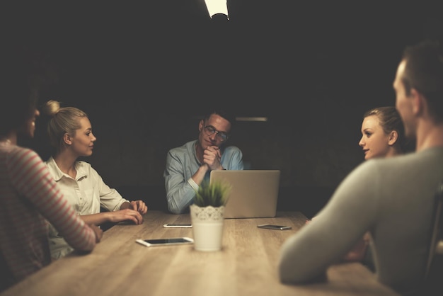 Spotkanie coachingowe w ciemnym klimacie